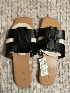 NWT. Old Navy Sandals